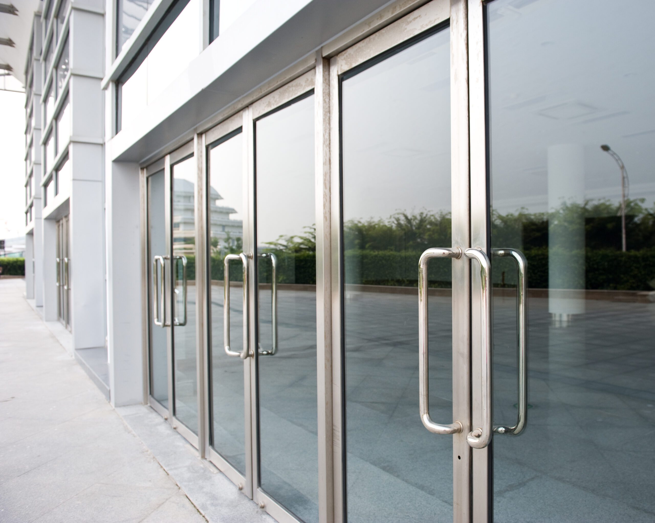 Is It Best To Get A Commercial Glass Replacement Or Repair?